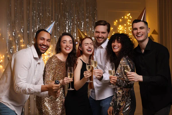 Amigos Felizes Com Copos Vinho Espumante Celebrando Aniversário Dentro Casa — Fotografia de Stock