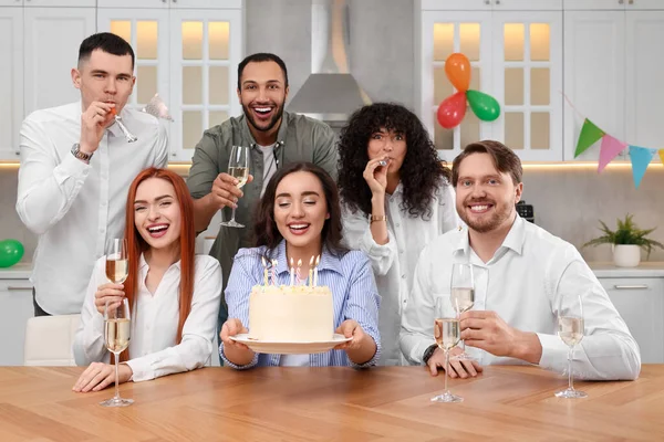 Szczęśliwi Przyjaciele Smacznym Tortem Świętującym Urodziny Kuchni — Zdjęcie stockowe