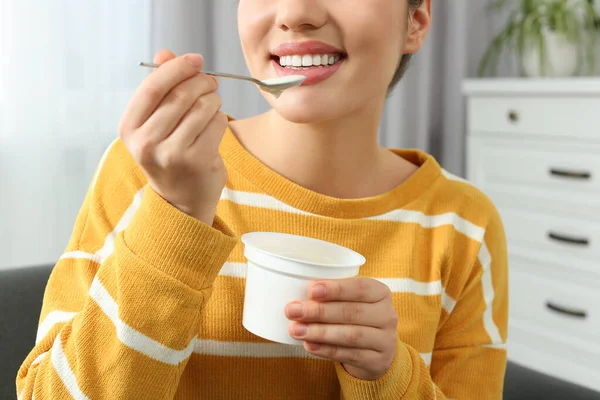 快乐的女人在家吃着美味的酸奶 特写镜头 — 图库照片