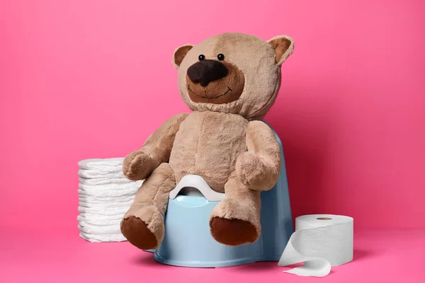 Медвежонок Детском Горшке Туалетная Бумага Стопка Подгузников Розовом Фоне — стоковое фото