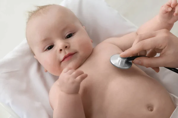 Pediatriker Undersöker Söt Liten Bebis Med Stetoskop Kliniken Närbild — Stockfoto
