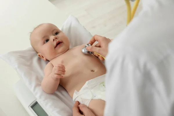 Pediatra Che Esamina Piccolo Bambino Carino Con Stetoscopio Pesa Clinica — Foto Stock