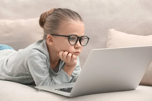 Little Girl Glasses Laptop Sofa — Stock Photo, Image