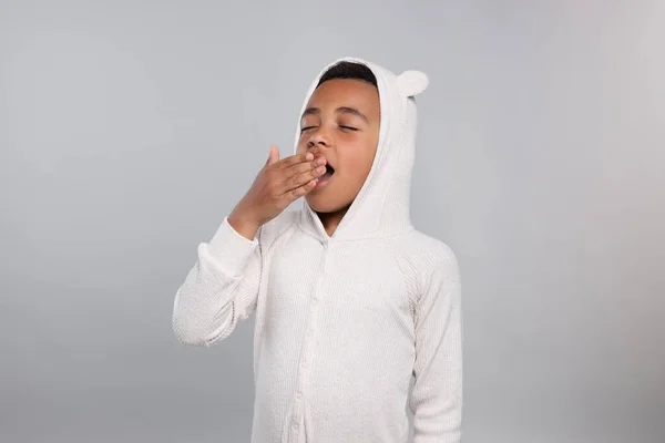 Jongen Pyjama Geeuwt Grijze Achtergrond Probleem Met Slapeloosheid — Stockfoto