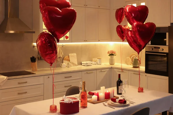 Romantisk Atmosfære Koselig Kjøkken Med Dekket Bord Til Valentinsdagen – stockfoto