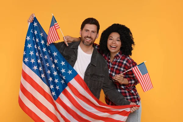 Julio Día Independencia Estados Unidos Pareja Feliz Con Banderas Americanas —  Fotos de Stock