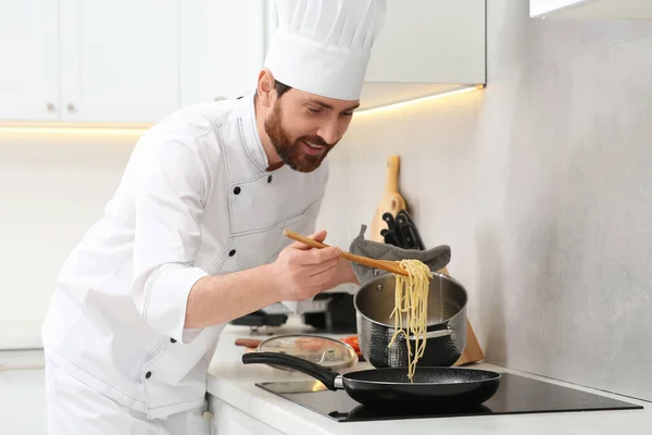 Chef Colocando Espaguete Delicioso Panela Frigideira Dentro Casa — Fotografia de Stock