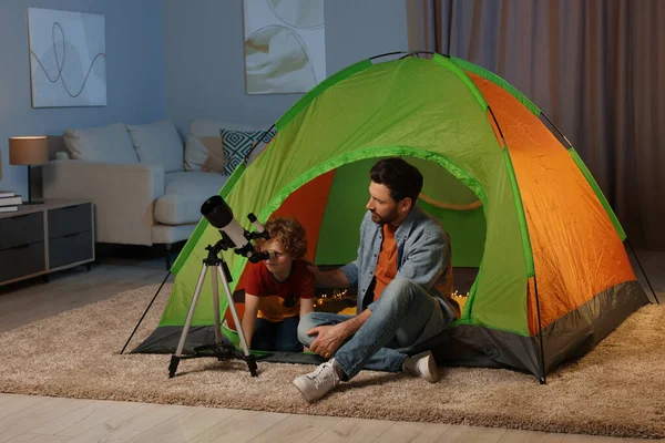 Pai Seu Filho Usando Telescópio Para Olhar Para Estrelas Enquanto — Fotografia de Stock