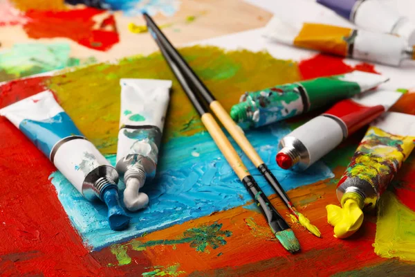 Renkli Yağlı Boya Tüpleri Soyut Resimlerle Tuvale Fırçalar — Stok fotoğraf