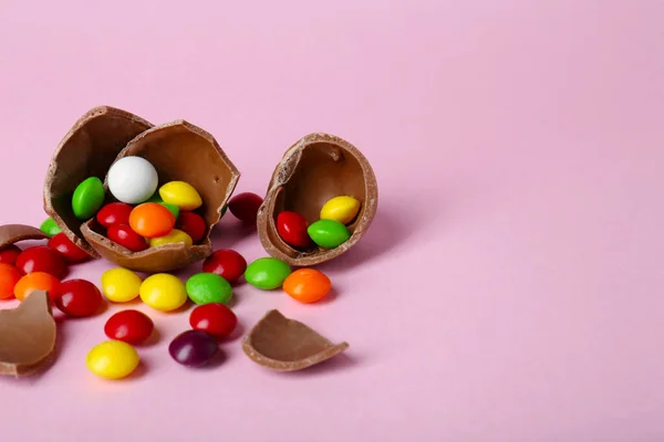 Ovo Chocolate Quebrado Com Doces Coloridos Fundo Rosa Espaço Para — Fotografia de Stock