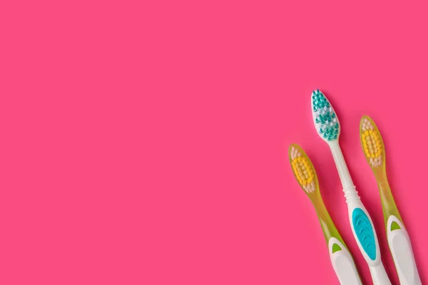 Zahnbürsten Auf Rosa Hintergrund Flach Gelegt Raum Für Text — Stockfoto