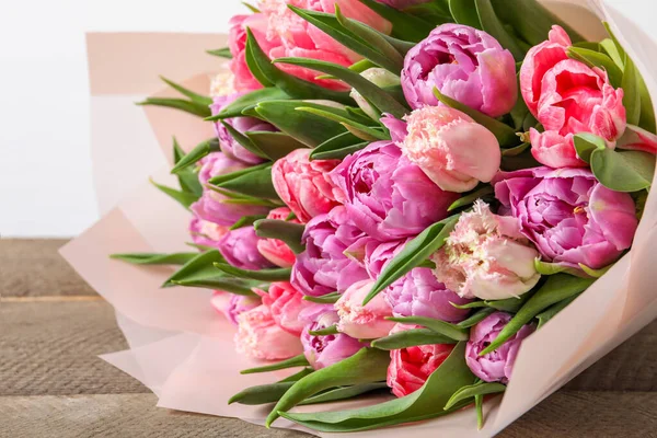 식탁에 아름다운 꽃다발 — 스톡 사진