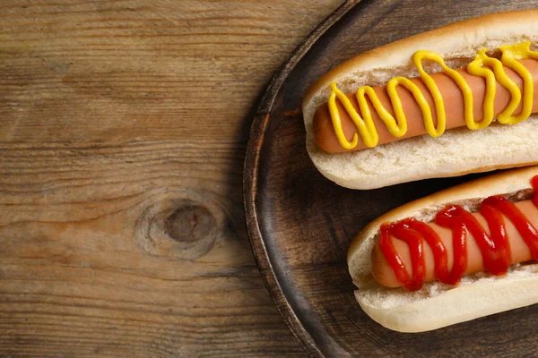 Heerlijke Hotdogs Met Mosterd Ketchup Houten Tafel Bovenaanzicht Ruimte Voor — Stockfoto