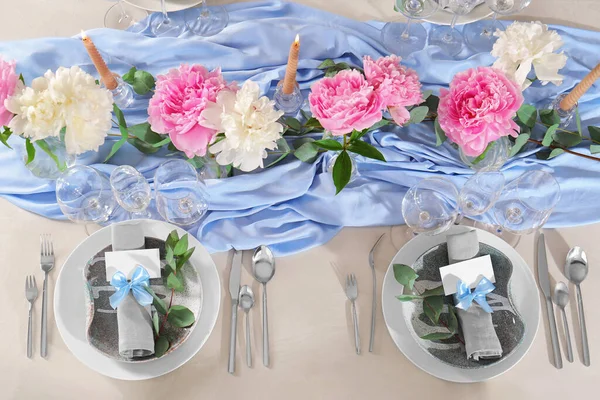 Schöne Tischdekoration Teller Mit Grußkarten Servietten Und Zweigen Neben Gläsern — Stockfoto