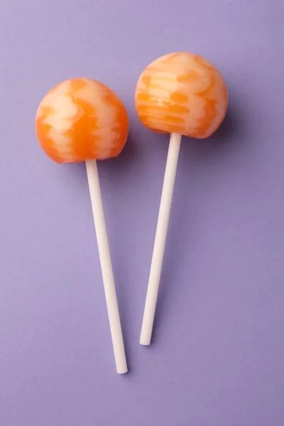 Tasty Lollipops Violet Background Flat Lay — Stock Photo, Image