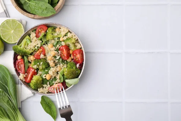 Gesundes Essen Leckerer Salat Mit Quinoa Kichererbsen Und Gemüse Auf — Stockfoto