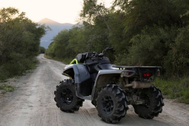 Modern hızlı dörtlü bisiklet açık havada.