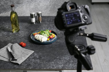 Profesyonel fotoğraf stüdyosunda siyah masada mozzarella salatası ile kompozisyon. Yemek fotoğrafçılığı