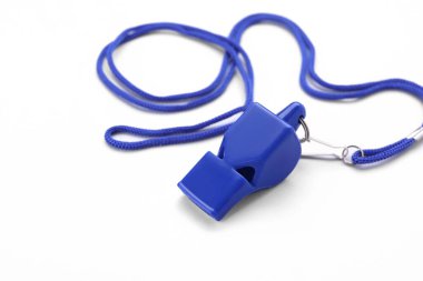 Beyaz arka planda kablosu olan mavi bir düdük