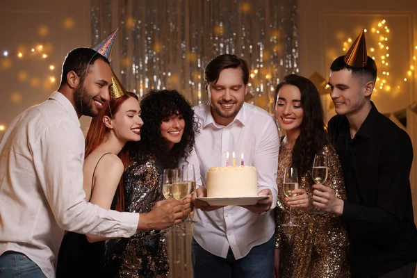 快乐的朋友们 带着美味的蛋糕和一杯闪闪发光的葡萄酒 在室内庆祝生日 — 图库照片