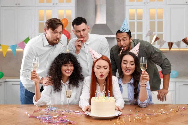 Happy Friends Tasty Cake Celebrating Birthday Kitchen — Stock Photo, Image