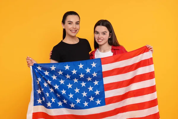 Lipca Dzień Niepodległości Usa Szczęśliwa Kobieta Jej Córka Amerykańską Flagą — Zdjęcie stockowe