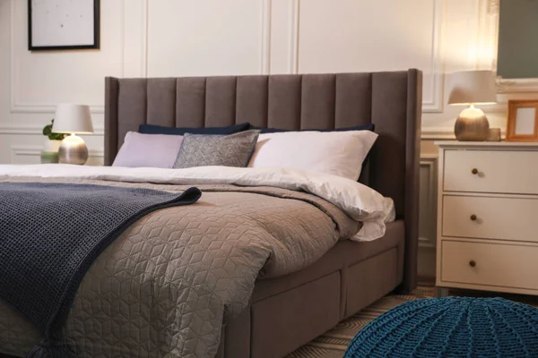 Comfortabel Bed Met Kussens Beddengoed Stijlvolle Kamer Interieur Ontwerp — Stockfoto