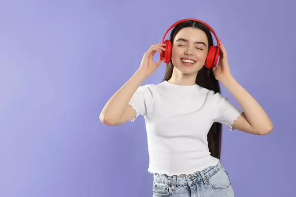 Teenage Κορίτσι Ακούγοντας Μουσική Ακουστικά Βιολετί Φόντο Χώρος Για Κείμενο — Φωτογραφία Αρχείου