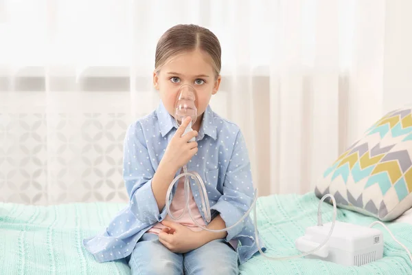 Άρρωστο Κοριτσάκι Που Χρησιμοποιεί Νεφελοποιητή Για Εισπνοή Στο Κρεβάτι Στο — Φωτογραφία Αρχείου