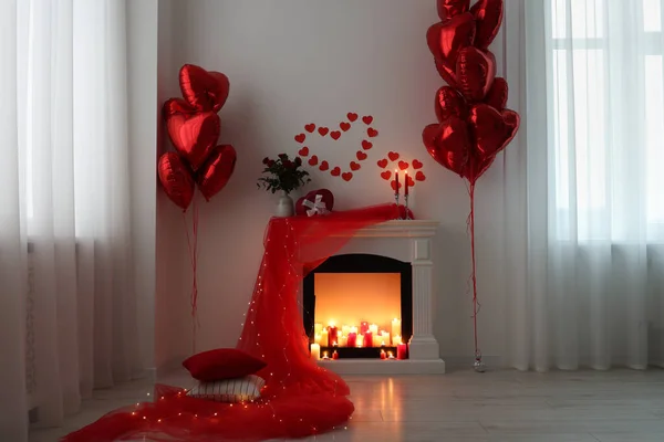Stilvolles Zimmer Mit Kamin Und Valentinstag Dekor Innenarchitektur — Stockfoto