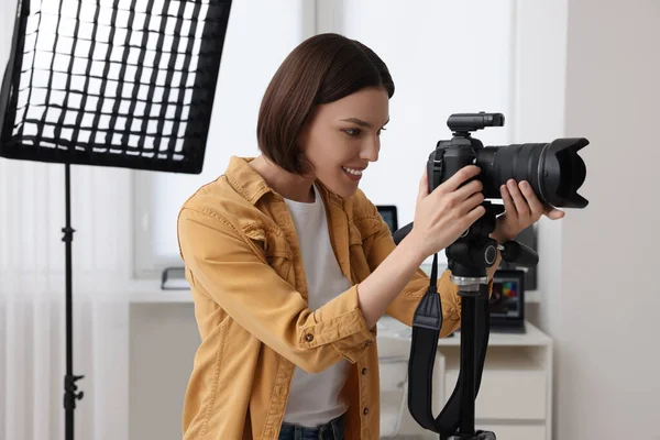 Professional Photographer Working Camera Modern Photo Studio — Stock Photo, Image