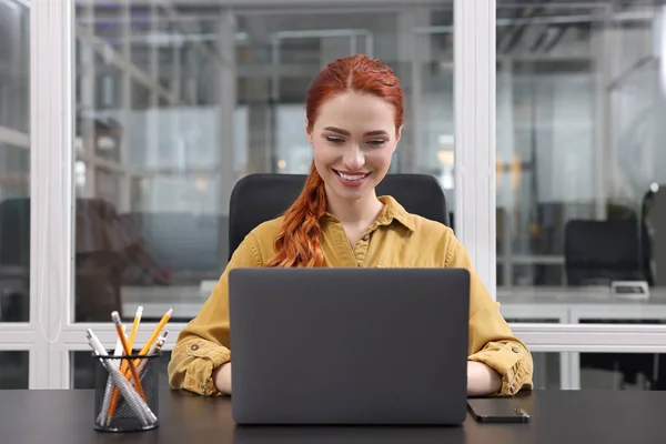 Wanita Bahagia Bekerja Dengan Laptop Meja Hitam Kantor — Stok Foto