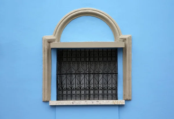 Güzel Pencereli Çelik Izgaralı Mavi Bina — Stok fotoğraf
