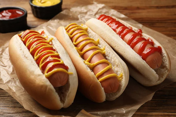 Heerlijke Hotdogs Met Mosterd Ketchup Houten Tafel Close — Stockfoto