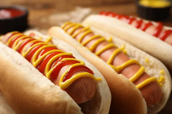 Deliciosos Cachorros Quentes Com Mostarda Ketchup Mesa Close — Fotografia de Stock