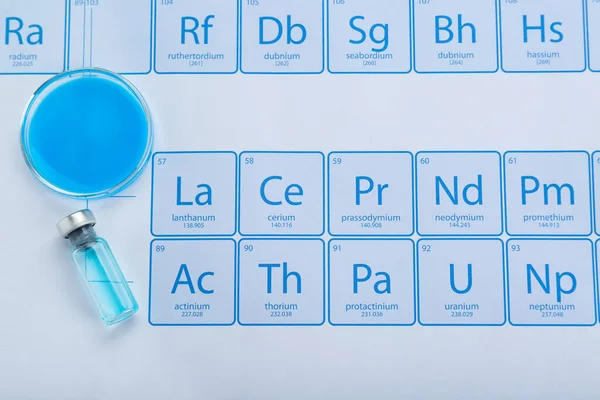 化学元素の周期表上のボトル及びペトリ皿 フラットレイ — ストック写真