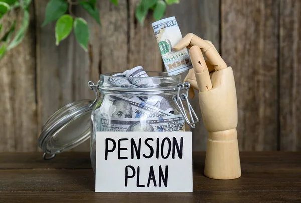 Karta Frází Pension Plan Figurína Ruku Peníze Skleněné Sklenici Dřevěném — Stock fotografie