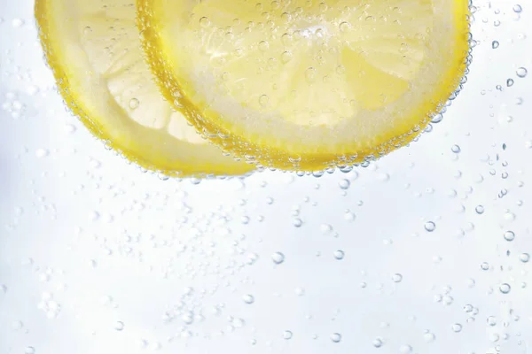 ソーダ水でジューシーなレモンのスライス クローズアップ — ストック写真