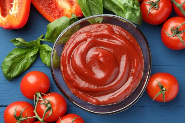 Ciotola Ketchup Saporito Ingredienti Tavola Legno Blu Posa Piatta — Foto Stock