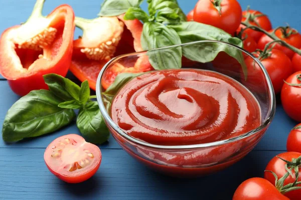 Schaal Van Smakelijke Ketchup Ingrediënten Blauwe Houten Tafel Close — Stockfoto