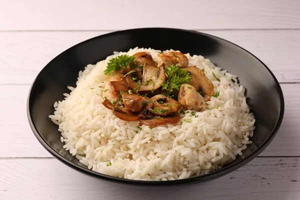 Maydanozlu Lezzetli Pirinç Beyaz Ahşap Masada Mantar Yakın Plan — Stok fotoğraf