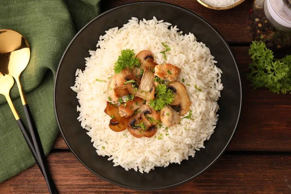 Nasi Lezat Dengan Jamur Dan Peterseli Disajikan Atas Meja Kayu — Stok Foto
