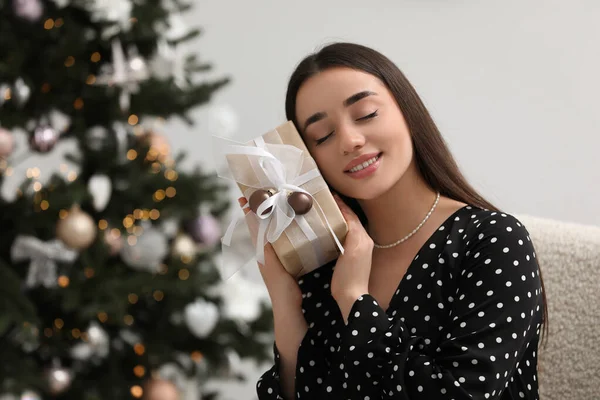 Mulher Feliz Com Caixa Presente Perto Árvore Natal Dentro Casa — Fotografia de Stock
