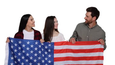 4 Temmuz - Amerika 'nın Bağımsızlık Günü. Beyaz arka planda ulusal bayrağı olan mutlu bir aile.