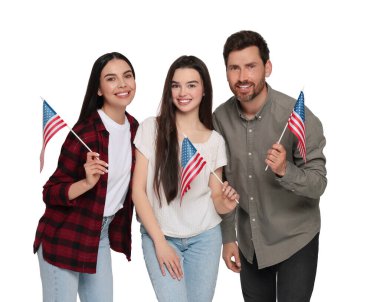 4 Temmuz - Amerika 'nın Bağımsızlık Günü. Beyaz arka planda ABD bayrakları olan mutlu bir aile.