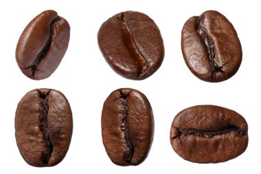 Aromatik kavrulmuş kahve çekirdekleri beyaz üzerine izole edilmiş.