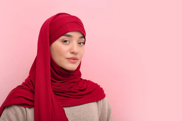 ピンクの背景にヒジャーブのムスリム女性の肖像 テキストのためのスペース — ストック写真