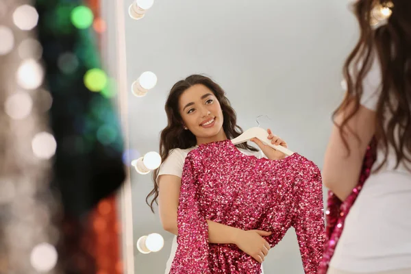 Schöne Junge Frau Mit Rosa Paillettenkleid Der Nähe Spiegel Der — Stockfoto