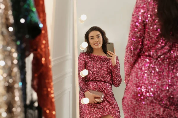Belle Jeune Femme Train Essayer Une Élégante Robe Paillettes Rose — Photo