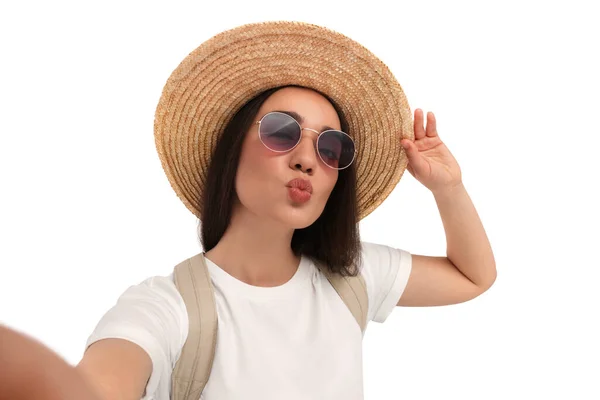 Sorrindo Jovem Mulher Óculos Sol Chapéu Palha Tomando Selfie Fundo — Fotografia de Stock